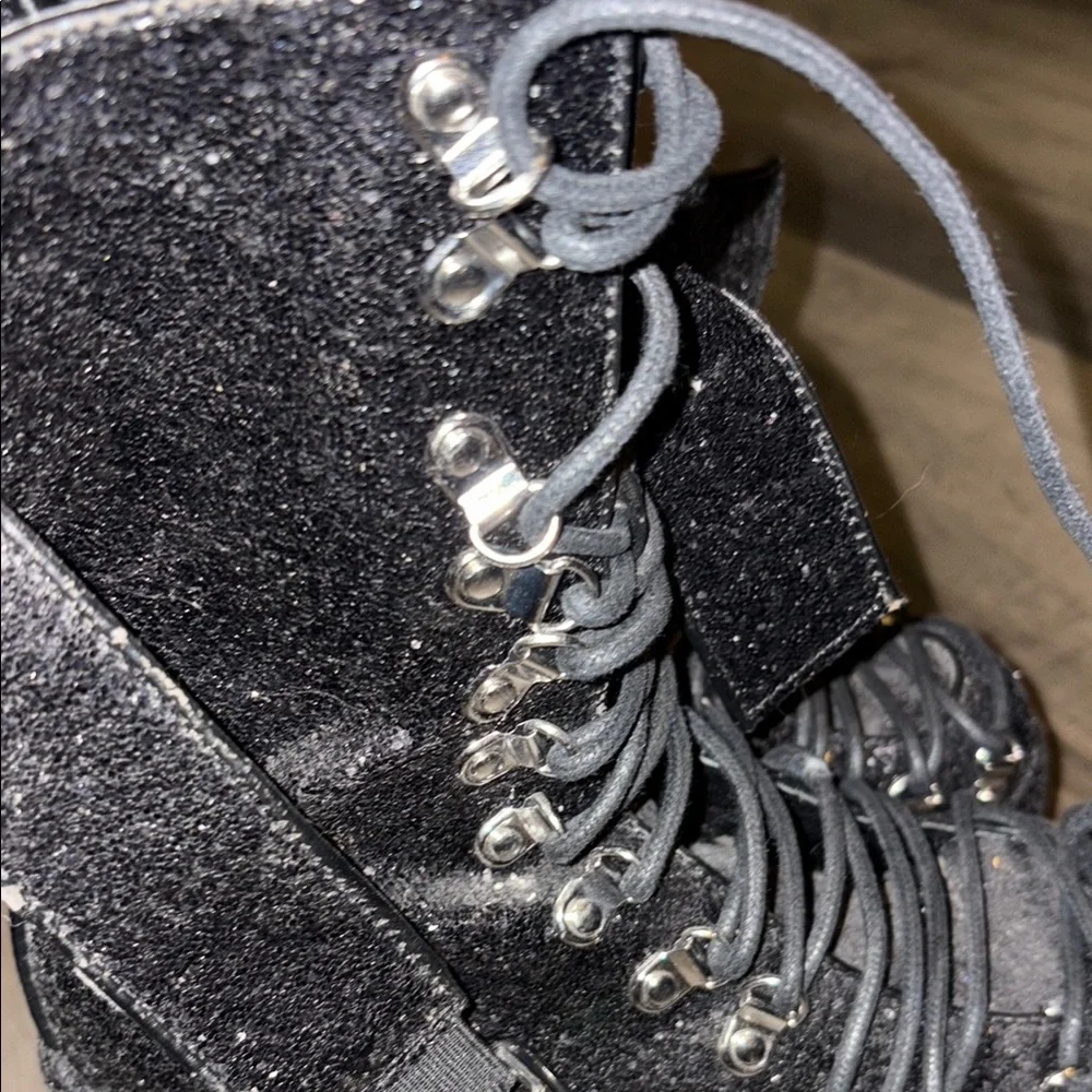 SPARKLE TRAITOR BOOTS
TRICKZ N' TREATZ - Picture 5 of 7